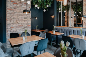 Oryginalna cegła, surowy strop, naturalne materiały i zieleń. Ta nowo otwarta restauracja zachwyca wnętrzem