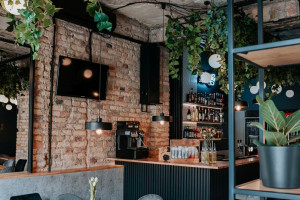 Oryginalna cegła, surowy strop, naturalne materiały i zieleń. Ta nowo otwarta restauracja zachwyca wnętrzem