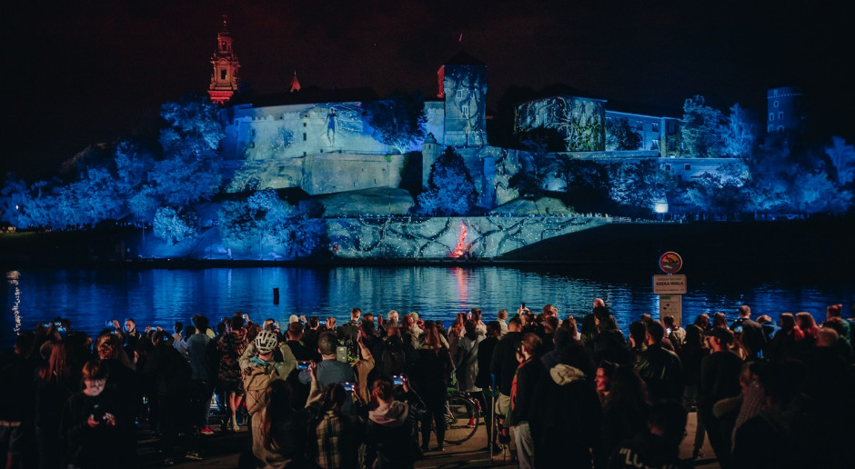 Stranger Things na Wawelu: wizualny spektakl na murach w Krakowie