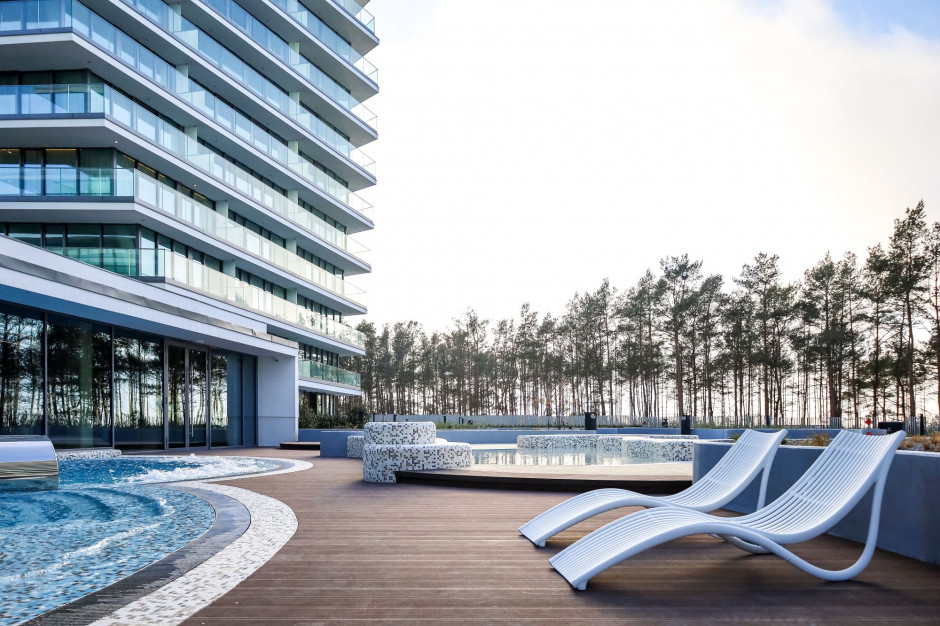 Wave Międzyzdroje Resort & SPA: Główną atrakcją jest zlokalizowany na zielonym dziedzińcu całoroczny basen zewnętrzny z jacuzzi i leżakami, fot. mat. prasowe
