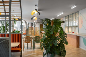 Razoo Architekci zaprojektowali wnętrza bistro na terenie szpitala w Warszawie. Panuje klimat uzdrowiska