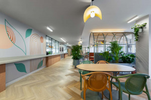 Razoo Architekci zaprojektowali wnętrza bistro na terenie szpitala w Warszawie. Panuje klimat uzdrowiska