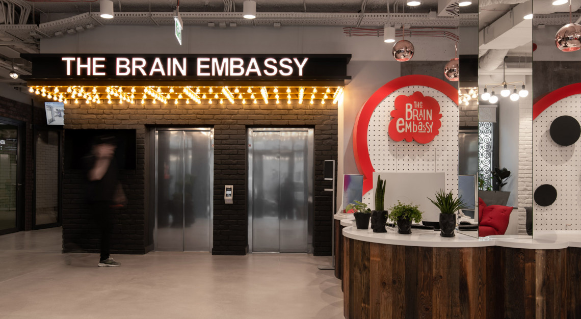 Piąta już lokalizacja Brain Embassy w Warszawie przyciąga nie tylko osoby poszukujące biura, lecz także miłośników wyjątkowego designu. Modernistyczny budynek 1953 roku, w którym od lat 80-tych mieściła się siedziba Teatru Kwadrat skrywa wnętrza inspirowane m.in. Broadwayem, fot. mat. pras.