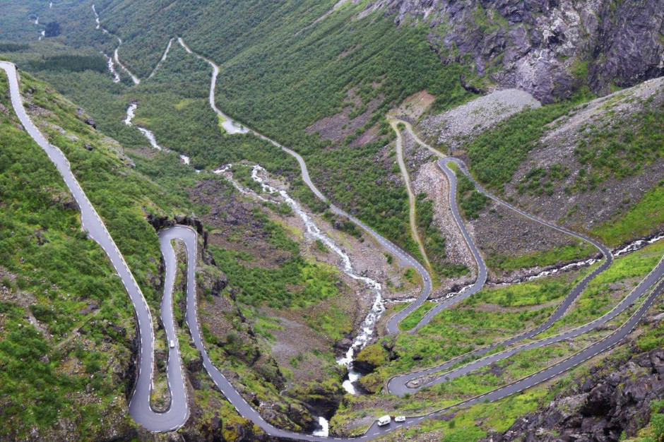 Droga Trolli. Norwegia: Najbardziej znana trudna droga w Norwegii. Zaczyna się łagodnym podjazdem z doliny Isterdalen, po czym wspina się serpentynami na wysokość 852 metrów n.p.m. do przełęczy Alnesreset, fot. Jacek Fior, przez Camptoo