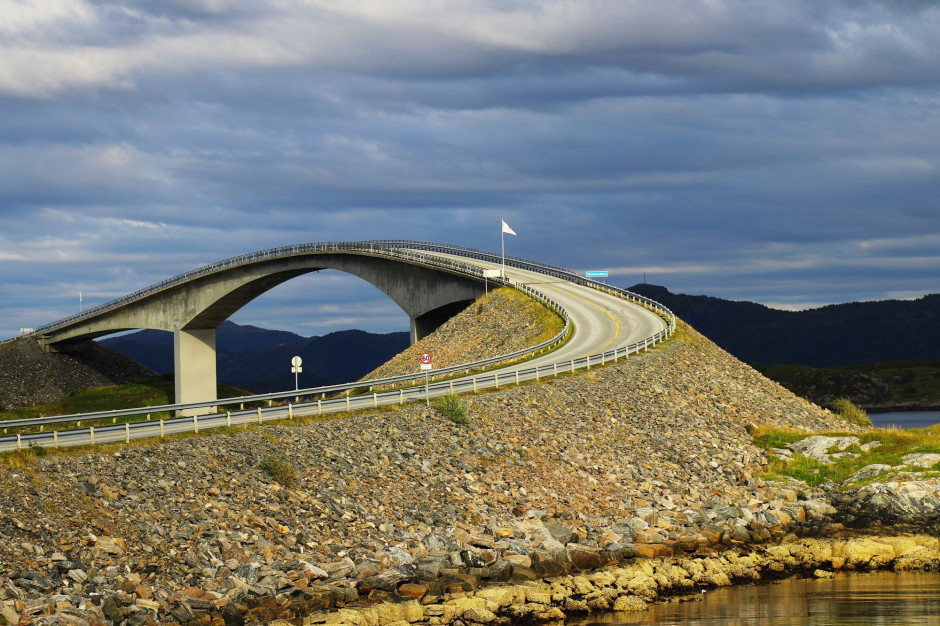 Norweska Droga Atlantycka. Jedna z najpiękniejszych tras na świecie – między Vevang a Kårvåg w zachodniej Norwegii, fot. Jacek Fior przez Camptoo 