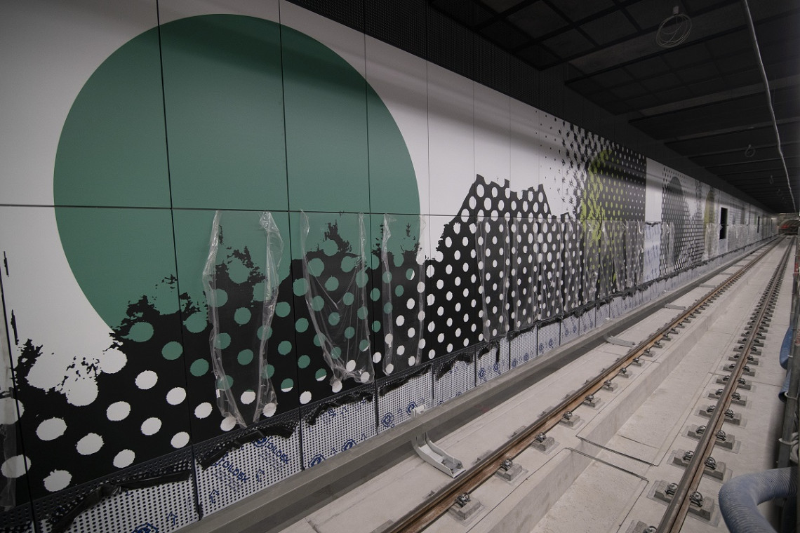 Ściany warszawskiego metra z grafiką autorstwa Piotra Młodożeńca