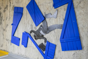 Historyczne drzwi zyskały nowe życie. Wspólny projekt Fundacji Fabryki Norblina i warszawskiej ASP