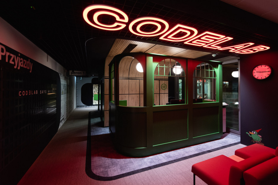 Dworzec Wrocław Główny "zaproszony" do wnętrza nowego wrocławskiego biura projekt Codelab autorstwa mode:lina, fot. Patryk Lewiński