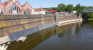 W Poznaniu trwa wzmacnianie konstrukcji muru oporowego Warty