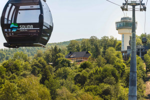 Odwiedzający Bieszczady mogą wybrać się w podróż widokową koleją gondolową