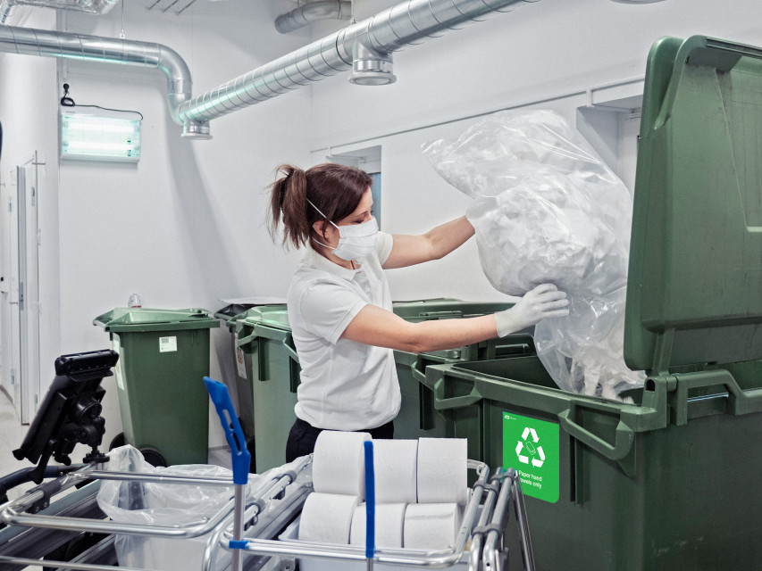 Ręczniki są przewożone do osobnego kontenera, przeznaczonego na zbieranie zużytych ręczników papierowych. fot. mat. Tork