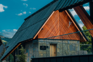 Luksusowe szałasy u podnóża Giewontu. Oto projekt Karpiel Steindel Architektura, który czerpie z tradycji