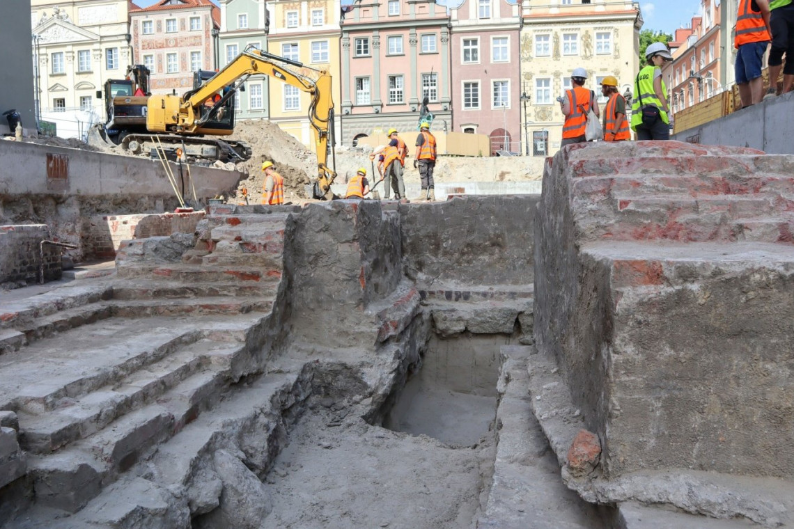 Trwa odkopywanie piwnic Nowego Ratusza w Poznaniu