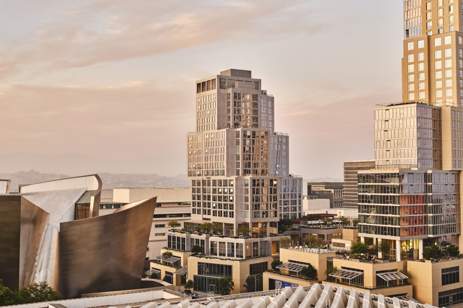 Conrad Hotels & Resorts mieści się w kompleksie The Grand LA zaprojektowanym przez Franka Gehry'ego © 2022 Hilton
