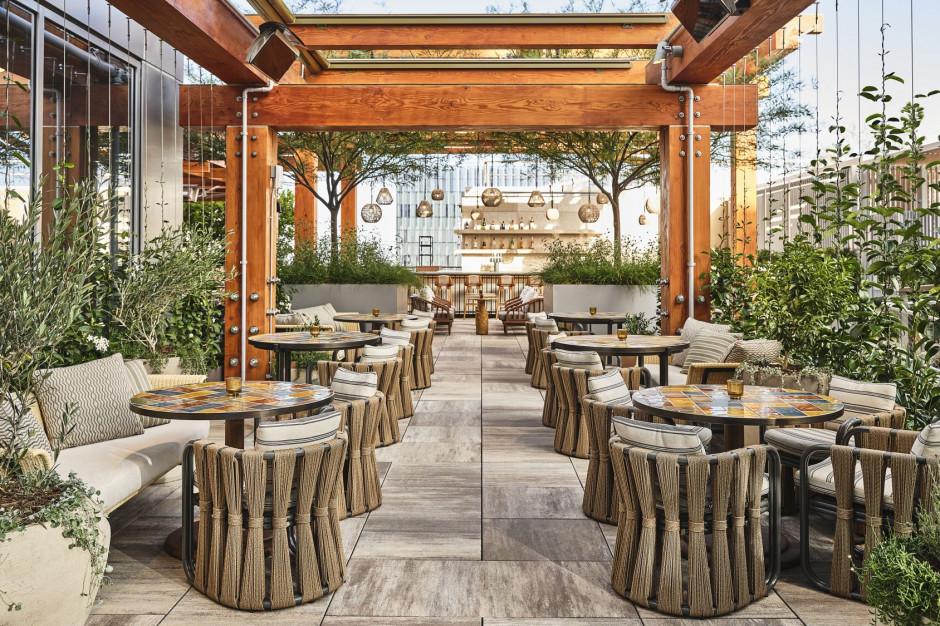 Agua Viva, elegancka restauracja na dachu Conrada Los Angeles, w której Andrés sprawia, że ​​smaki latynoskie i azjatyckie mieszają się w menu w niezwykły sposób © 2022 Hilton
