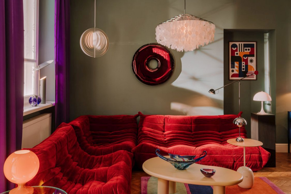  Na pierwszym planie widzimy sztruksowy komplet sof i fotel Togo w kolorze bursztynowym, projekt Bartosz Dubiak, fot. PION Studio