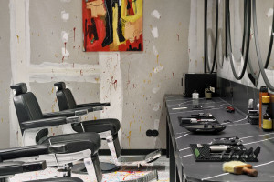 Loft, awangarda i "ufarbowana" podłoga. Odważny projekt salonu fryzjerskiego autorstwa Sikora Wnętrza