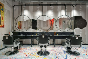 Loft, awangarda i "ufarbowana" podłoga. Odważny projekt salonu fryzjerskiego autorstwa Sikora Wnętrza