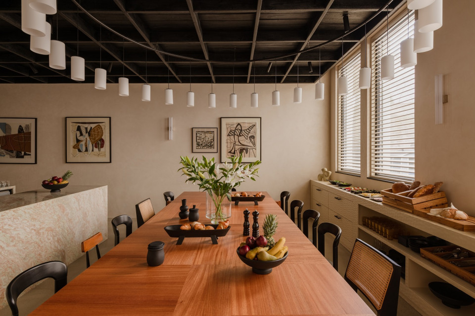  Elementem, z którego właścicielka jest najbardziej dumna jest Śniadaniarnia z dużym tzw. common table, gdzie goście mogą wspólnie zjeść i się poznać. fot. ONI Studio