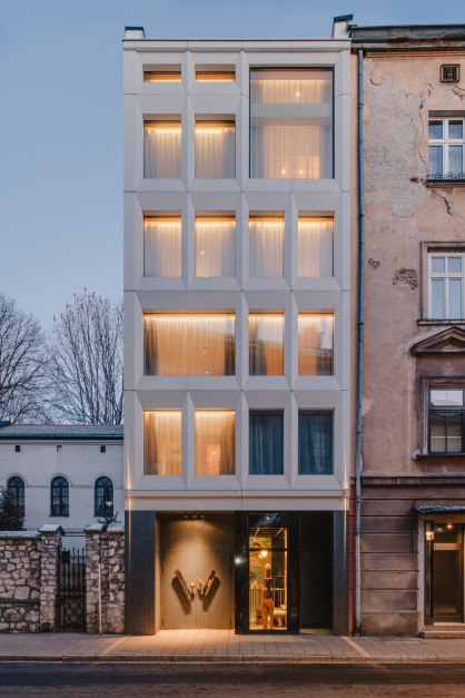 Bryła Hotelu Warszauer to plomba architektoniczna, która znajduje się między 4-kondygnacyjną kamienicą a XVII – wieczną Synagogą Kupa. Kubaturę budynku oraz elewację z corianu zaprojektowało biuro architektoniczne Indo z Krakowa, fot. ONI Studio