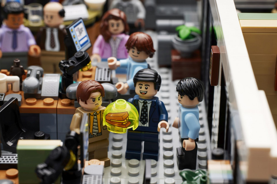 Zestaw zawiera replikę biura serialowej firmy papierniczej Dunder Mifflin oraz głównych bohaterów produkcji: Michaela Scotta, Jima Halperta, Pam Beesly i Dwighta Schrute’a, fot. Lego