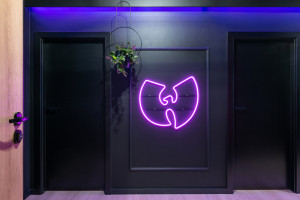 Czerń, pop-art i neony w projekcie architektów z pracowni KODO
