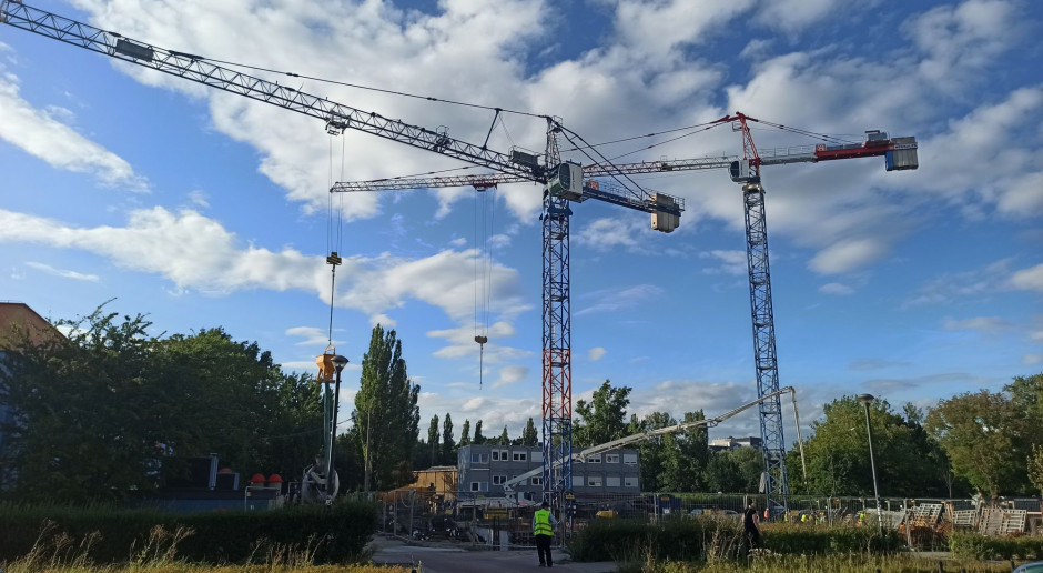 Przy warszawskiej Stodole stoją dźwigi. Nowa inwestycja SGH wychodzi spod ziemi