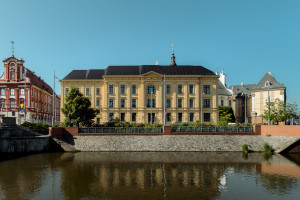 Biurowiec w zabytkowym dawnym budynku Akademii Medycznej we Wrocławiu już prawie gotowy