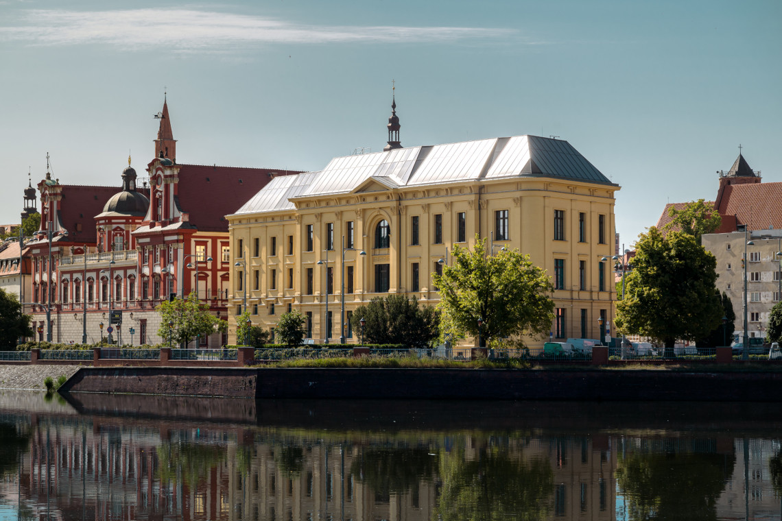 Biurowiec w zabytkowym dawnym budynku Akademii Medycznej we Wrocławiu już prawie gotowy