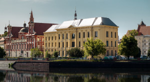 Biurowiec w zabytkowym dawnym budynku Akademii Medycznej we Wrocławiu już prawie gotowy