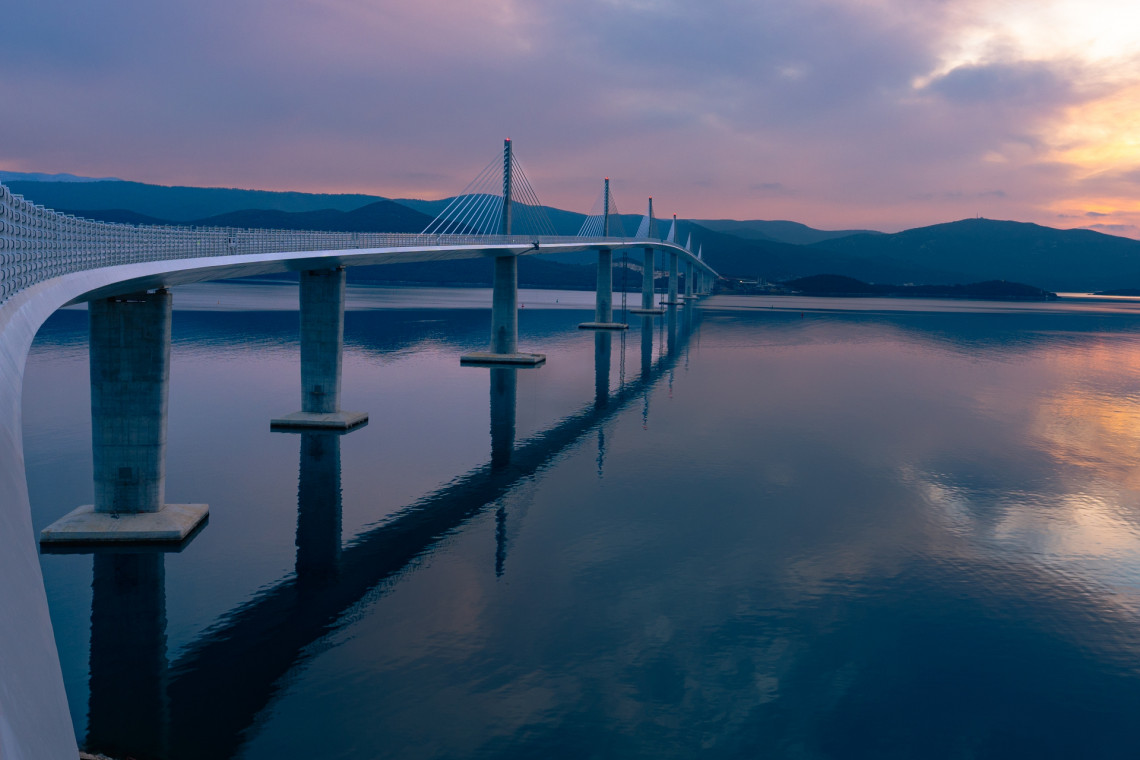 Dzisiaj w Chorwacji miało miejsce otwarcie mostu Pelješac, który połączył Dubrowik z resztą kraju. fot. Shutterstock / Marin Bodulusic Długo wyczekiwany most w Chorwacji już otwarty! Połączył Dubrowik z resztą kraju