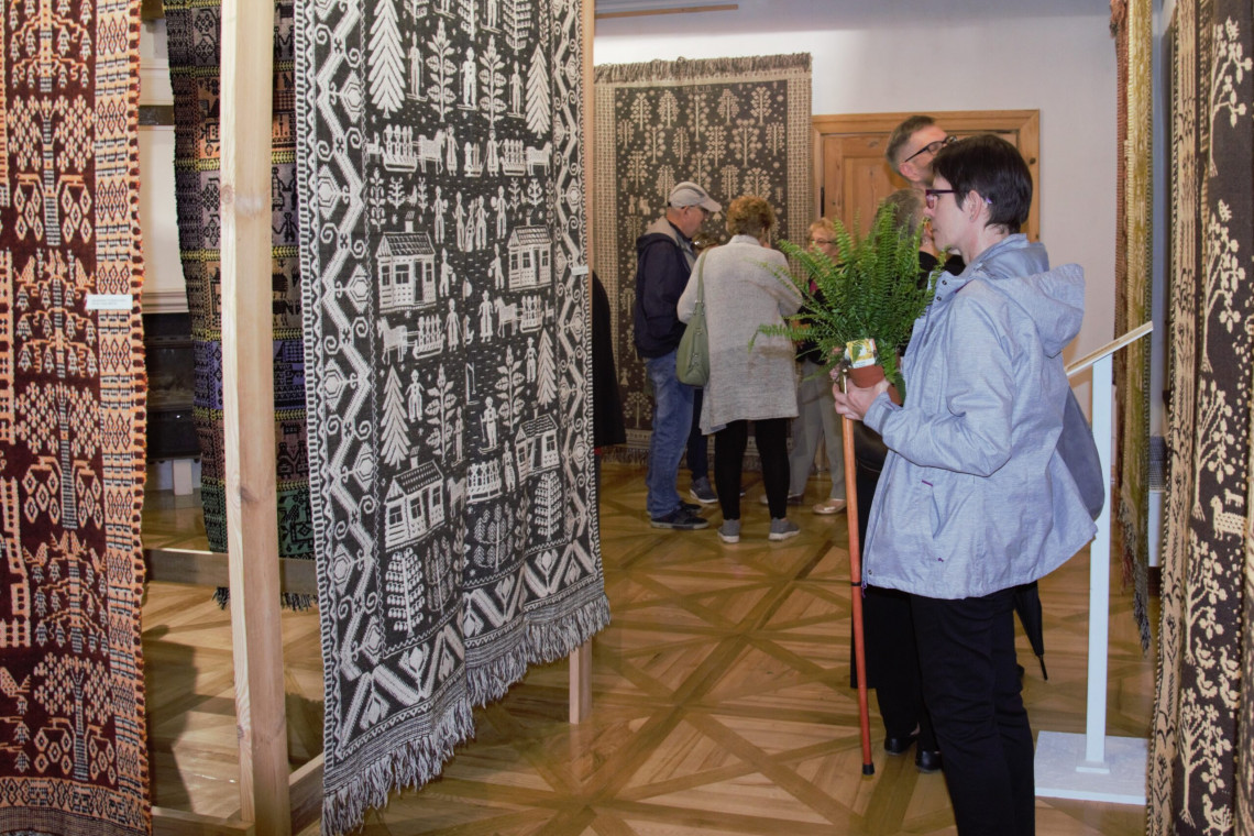 Podlaskie Muzeum Kultury Ludowej prezentuje wystawę tkanin dwuosnowowych