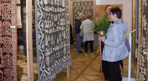 Podlaskie Muzeum Kultury Ludowej prezentuje wystawę tkanin dwuosnowowych