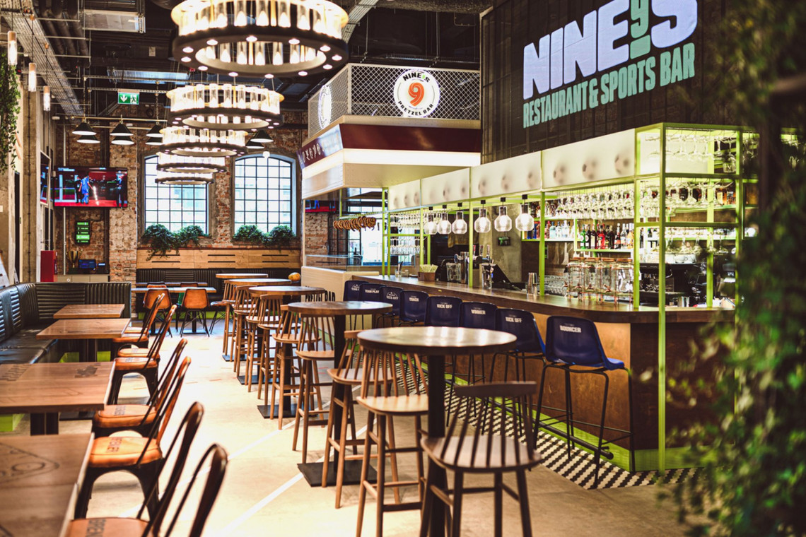 Nine's Restaurant & Sports Bar, projekt wnętrz: 370studio, fot. Aleksandra Miszkurka Case study: Architekci o projektowaniu restauracji dla Roberta Lewandowskiego