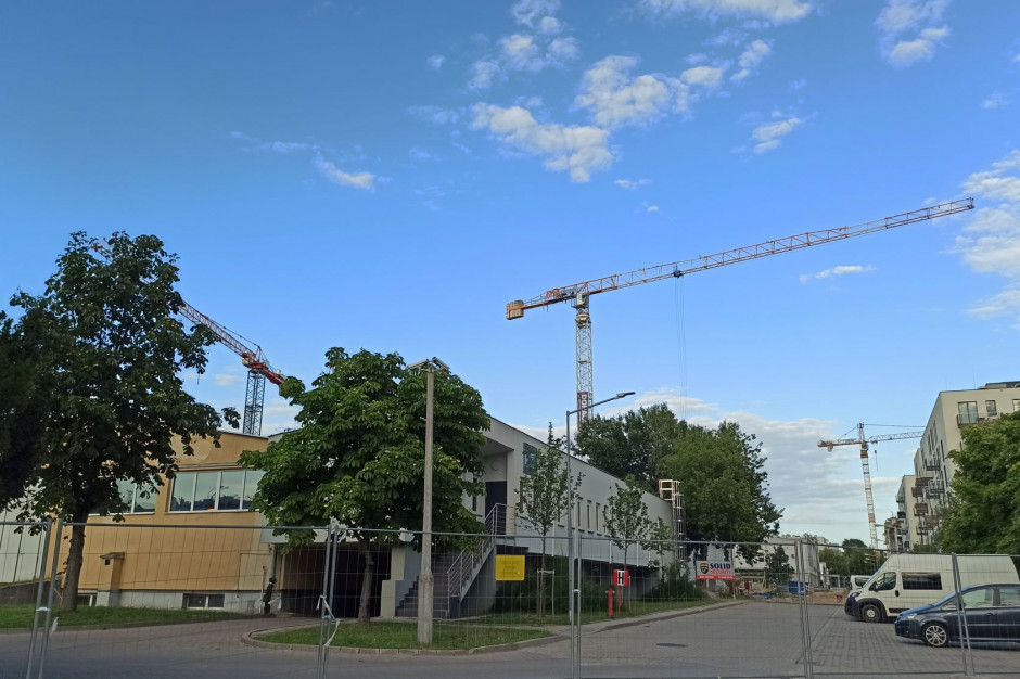 Dwa dźwigi stoją na budowie nowego budynku TVP w Warszawie, fot. PTWP