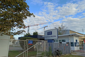 Dwa dźwigi stoją na budowie nowego budynku TVP w Warszawie