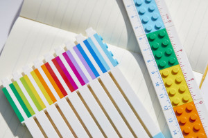 Kultowe klocki Lego wciąż inspirują. Te dodatki odmienią biurko