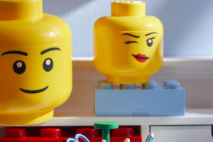 Kultowe klocki Lego wciąż inspirują. Te dodatki odmienią biurko