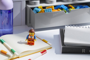 Kultowe klocki Lego wciąż inspirują. Te dodatki odmienią biurko