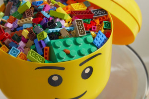 Kultowe klocki Lego wciąż inspirują. Te dodatki odmienią biurko