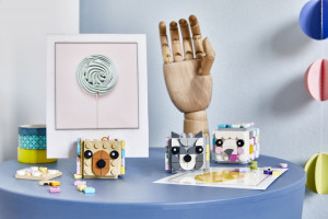 Kultowe klocki Lego wciąż inspirują. Te dodatki odmienią biurko