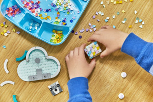 Kultowe klocki Lego wciąż inspirują. Te dodatki odmienią biurko