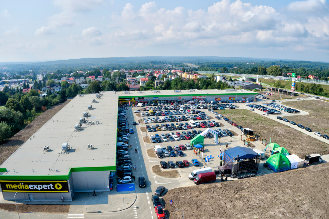 Nowa bryła handlowa w Skarżysku-Kamiennej. Jest zasilana energią odnawialną