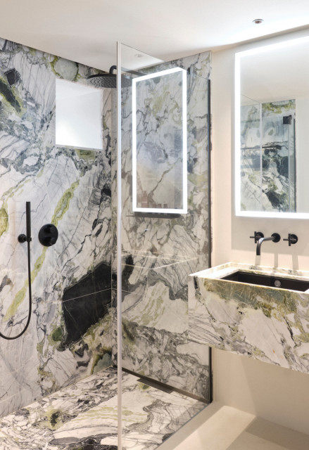 Przestronne łazienki mniejszych apartamentów charakteryzują marmurowe i bielone ściany. fot. Frederik Vercruysse, mat. prasowe Dornbracht