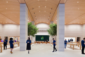 Drewniany sufit i figowce tłem dla najnowszych technologii. Foster + Partners zaprojektowali sklep Apple w Londynie