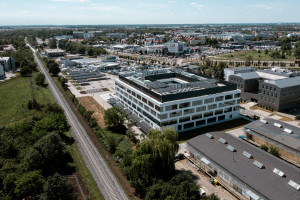 Biurowiec w całości zasilany fotowoltaiką. Nowa bryła we Wrocławiu od pracowni 3XA