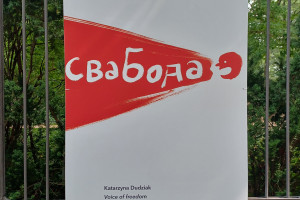 Wystawa o buncie Białorusi. Przejmujące grafiki zawisły przy Łazienkach Królewskich w Warszawie