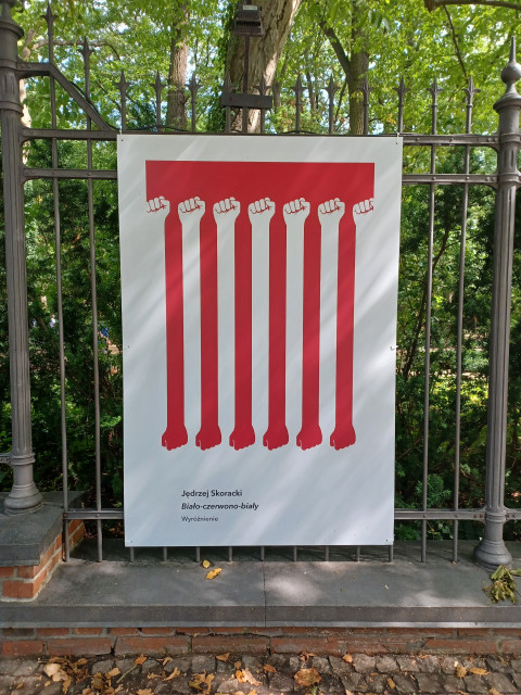 Wystawa o buncie Białorusi. Przejmujące grafiki zawisły przy Łazienkach Królewskich w Warszawie