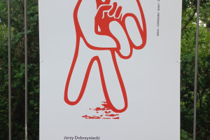 Wystawa o buncie Białorusi. Przejmujące grafiki zawisły przy Łazienkach Królewskich w Warszawie