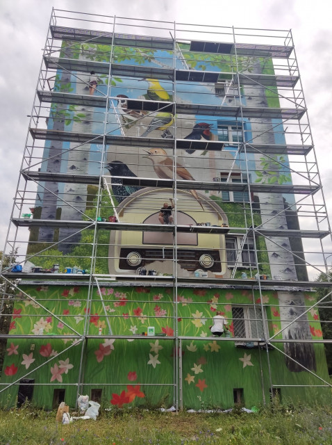 Ptasie Radio w Łodzi. Kolorowy mural ozdobił blok na Widzewie